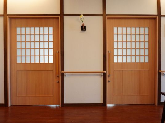 和風の襖付き木製扉