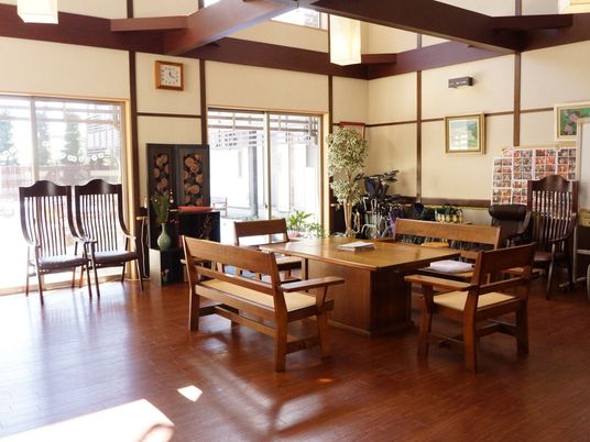 広々とした木目の食堂