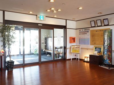 広々とした明るいエントランス