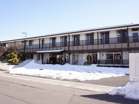 雪に囲まれた建物外観