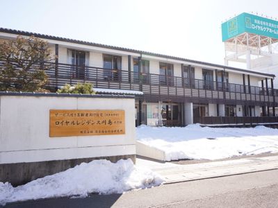 雪景色の中の建物外観
