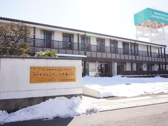 雪景色の中の建物外観