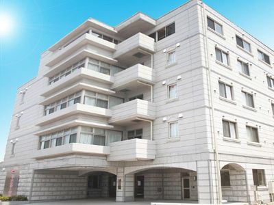 明るい外観の建物