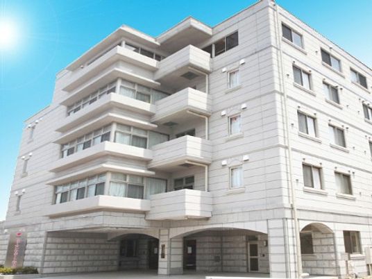 明るい外観の建物