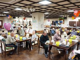 にぎやかな食堂