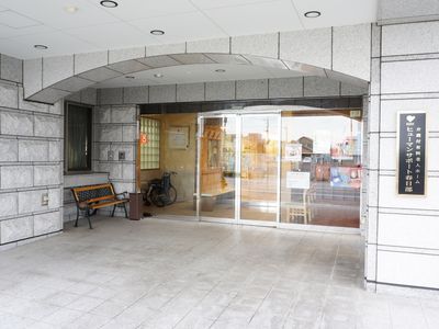 明るいエントランスまわり