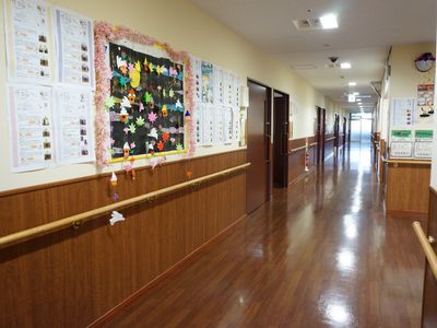 手摺付きの綺麗な廊下