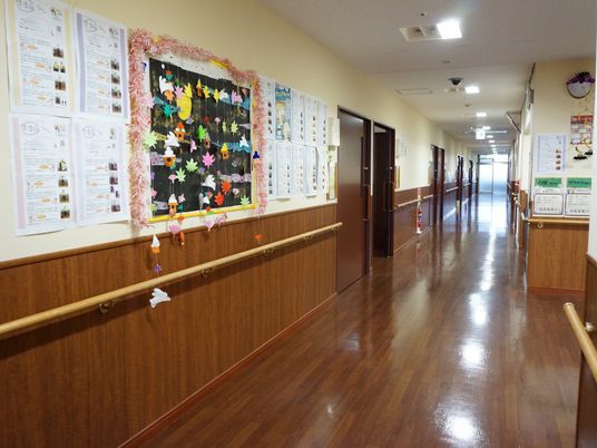 手摺付きの綺麗な廊下