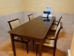 会議用テーブルと椅子