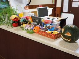 カラフルな受付カウンター