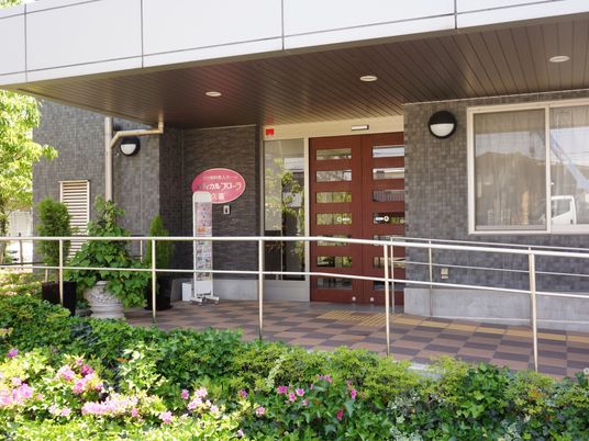 広々とした緑のエントランス