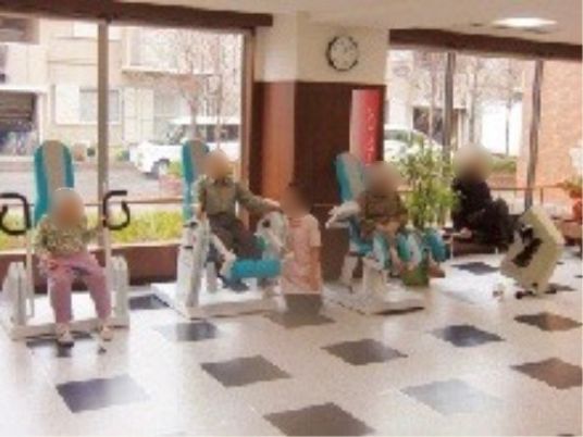 落ち着いた待合スペース