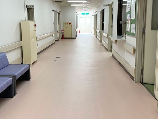 明るい廊下の待合席  