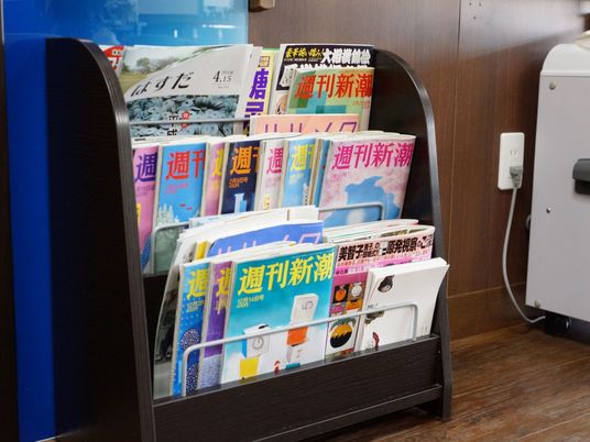 雑誌が置かれた棚