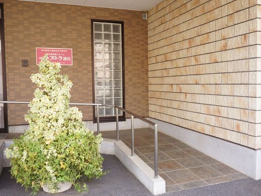 入り口と看板のある外観