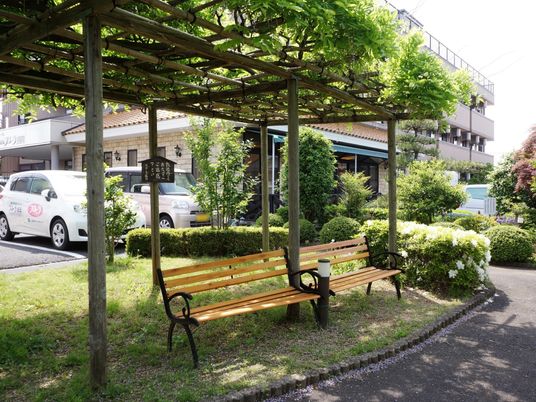 緑に囲まれた休憩所