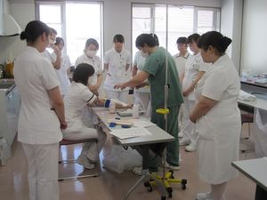 実技研修の様子が見える室内  