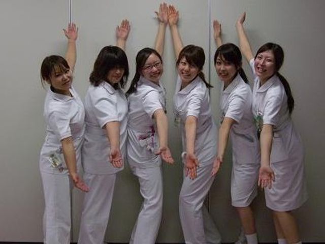 スタッフ集合 スタッフイメージ   白い制服のスタッフが並び、笑顔で手を伸ばしています。明るい雰囲気が伝わり、働く様子をイメージしやすいです。