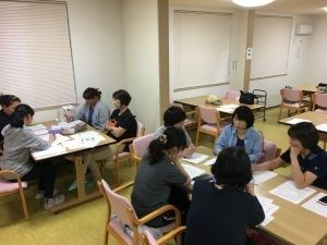 机を囲む会議室  