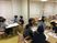 机を囲む会議室  