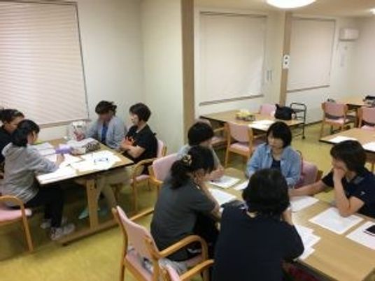 机を囲む会議室  