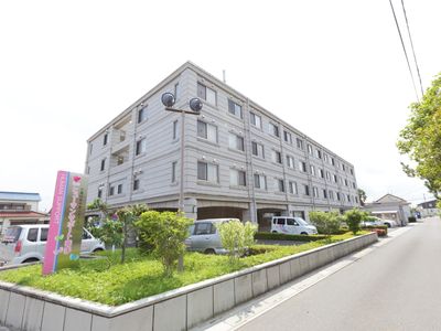 明るい日中の外観
