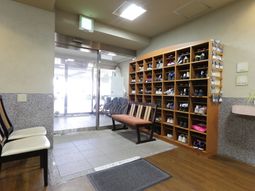 エントランスの靴箱とベンチ