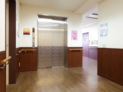 明るく清潔な施設の廊下