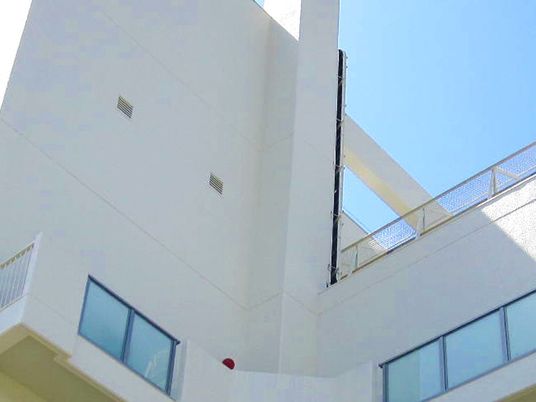 白い建物の外観  