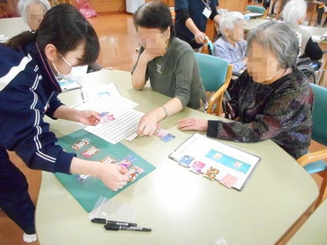 スタッフと住民の交流テーブル ラウンジ 住民の方々がテーブルを囲み、スタッフと一緒に楽しく活動しています。交流が盛んです。