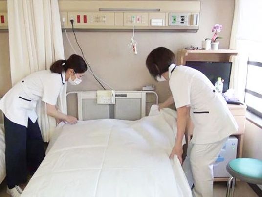 ベッドを整えるスタッフの居室  