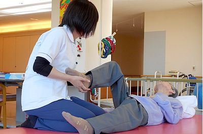 療法士と利用者の訓練室