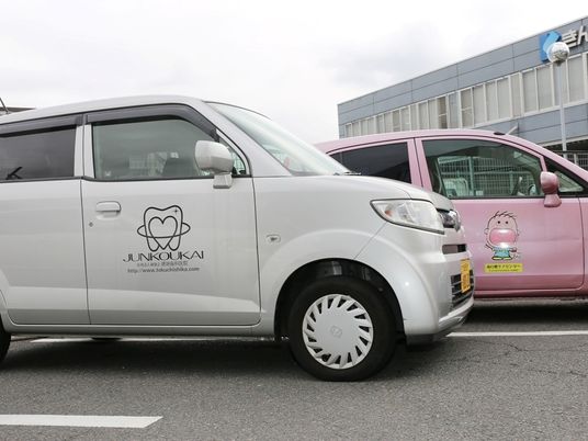 送迎車が並ぶ外観  