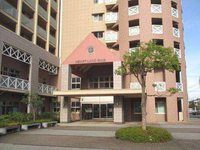 広いエントランス エントランス 開放的なエントランスが特徴の施設です。周囲に緑があり、心地よい環境です。