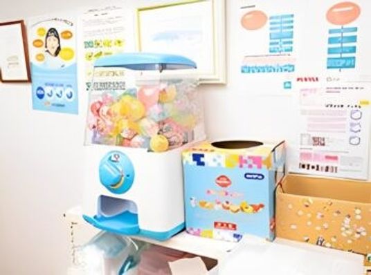 掲示物が並ぶ壁面の一角  