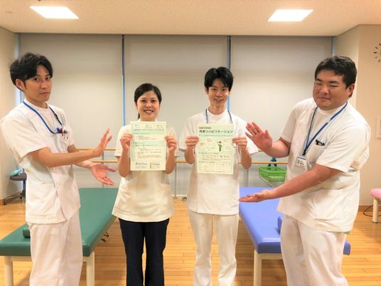 訓練室で立つ職員たち  