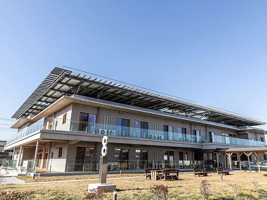 明るい外観の建物  