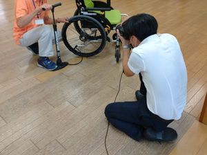 機能訓練を撮る室内  