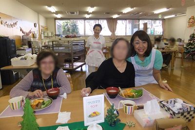 明るい食事スペース