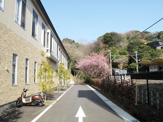 建物前の通路外観  