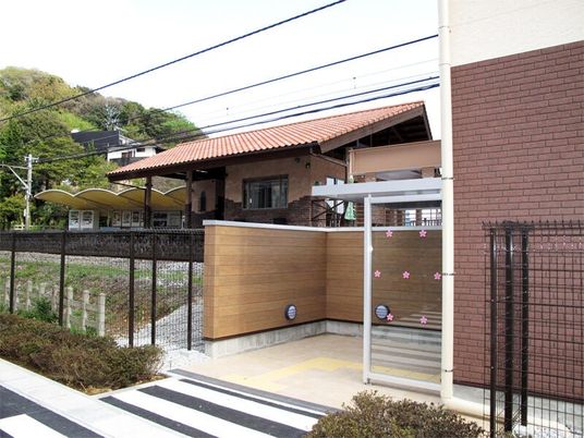 施設の外観と門  