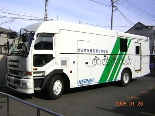 送迎車が停車する外観  
