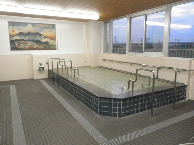広々とした浴室 浴室 大きな窓から自然光が差し込む明るい浴室です。手すりが設置されており、安全面に配慮されています。