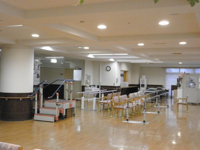 機能訓練室 機能訓練室 広々とした訓練室で、明るい照明の下でリハビリを快適に行えます。各種設備が充実しています。