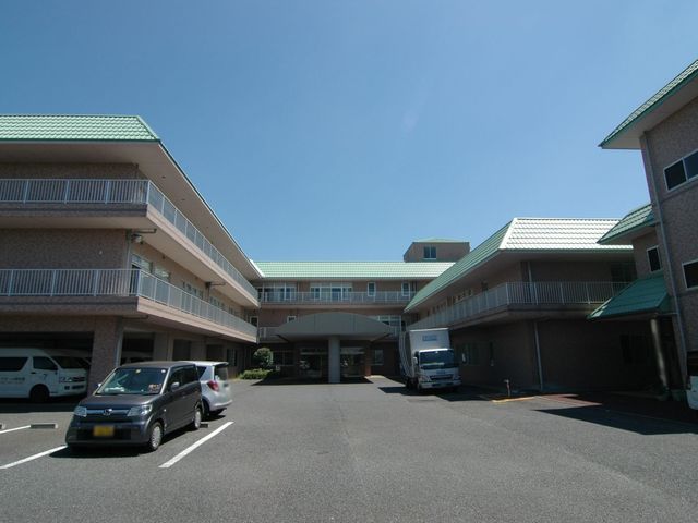 陽光が降り注ぐ広場 外観 陽光が降り注ぐ広場が広がる施設です。車でのアクセスも快適にご利用いただけます。