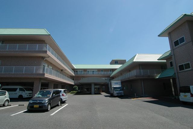 陽光が降り注ぐ広場 外観 陽光が降り注ぐ広場が広がる施設です。車でのアクセスも快適にご利用いただけます。