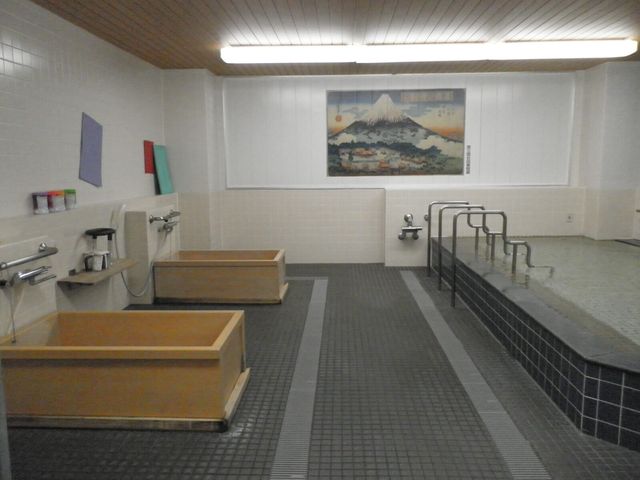絵画が飾られた浴室 浴室 壁に美しい絵画が飾られた開放的な空間で、快適に入浴できます。床は滑りにくい素材です。