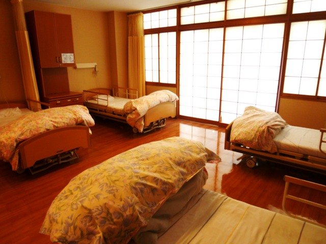 木の床の居室 居室 明るい光が差し込む居室です。ベッドで快適に過ごせる環境が整っています。