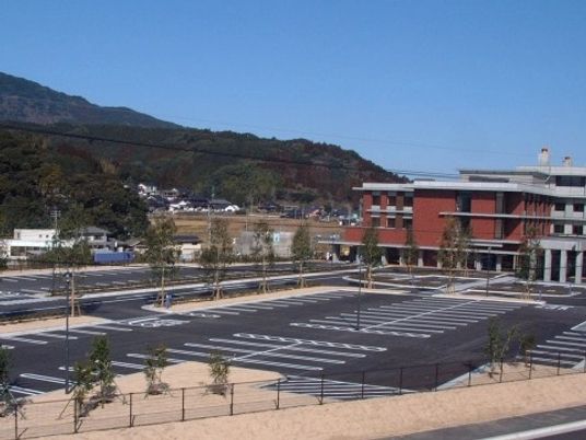 施設の外観と駐車場  
