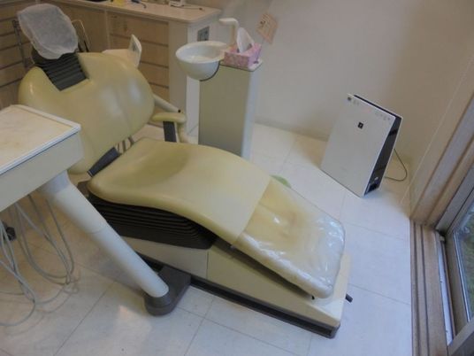 歯科用チェアのある室内  